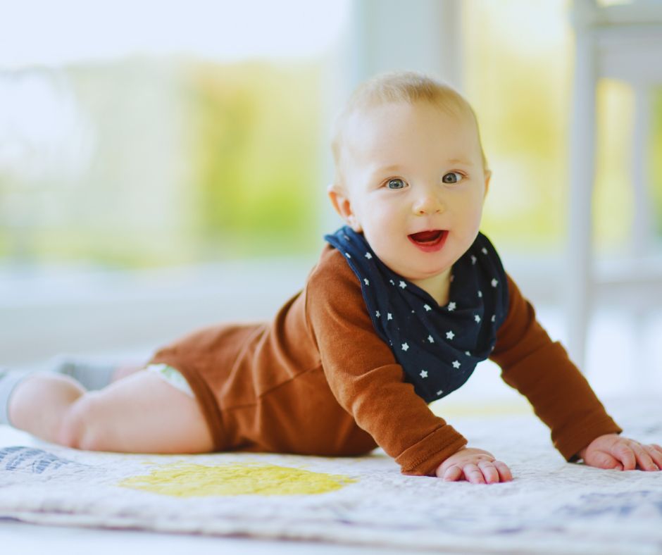 Kisbaba kartámasszal hason fekszik