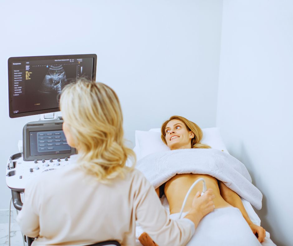 Kismama első terhességi ultrahangos vizsgálatán vesz részt