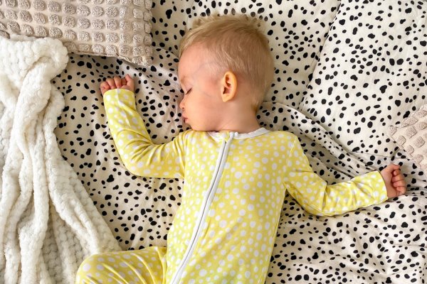 Hogyan öltöztesd gyermekedet alváshoz 22°C fokos szobában?