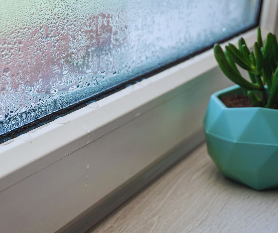 Az épület hidegpontjain a levegő lehűl, eléri a harmatpontot, és lecsapódik, ahogyan a képen látható műanyag nyílászárón is történt.