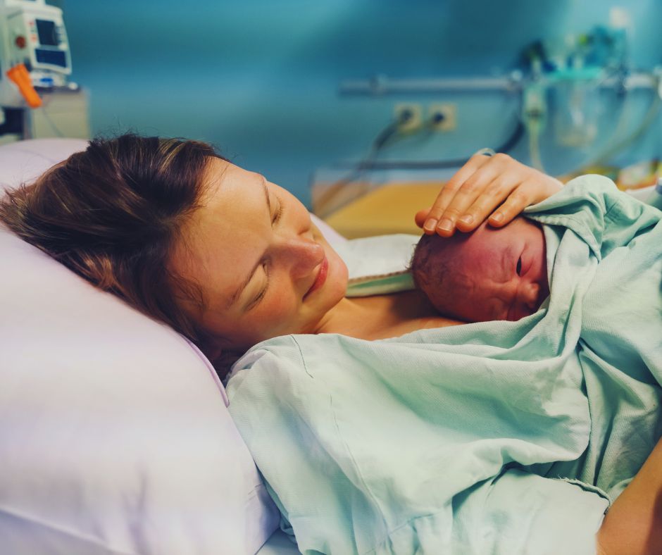 A szülés utáni aranyórát tölti anya és babája