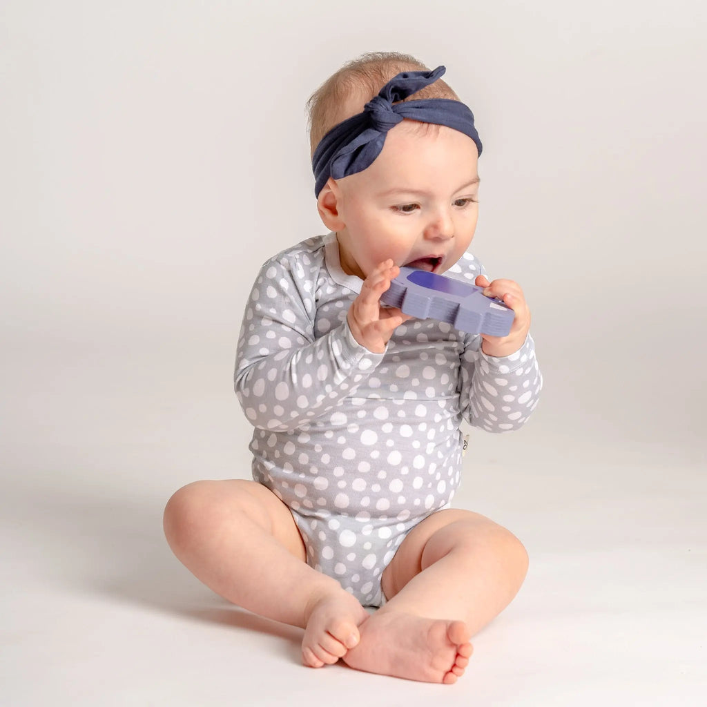 Kislány játszik LiaaBébé masniban, navy blue színben.